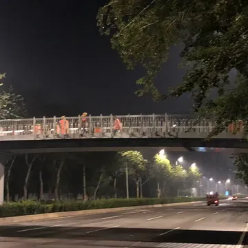 昨晚直播刚讲完道路施工的事，就让我赶上了配图1